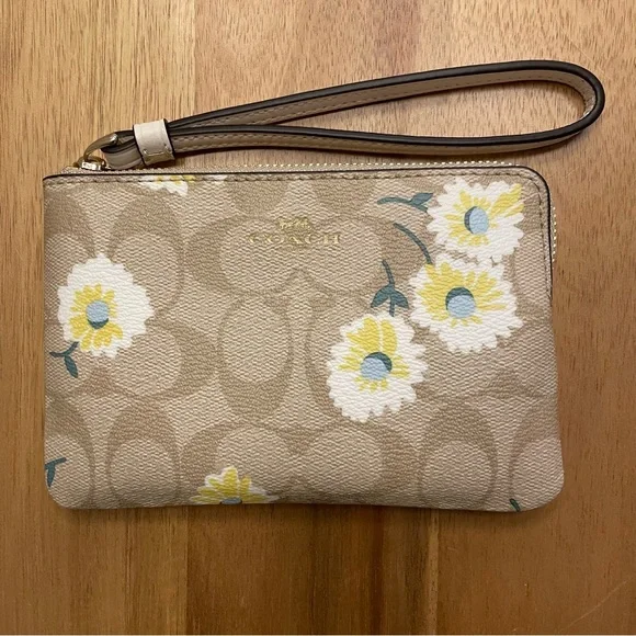 Coach Set Camera Bag & Wristlet!! NWT signature pattern with daisy accents! - Picture 12 of 15